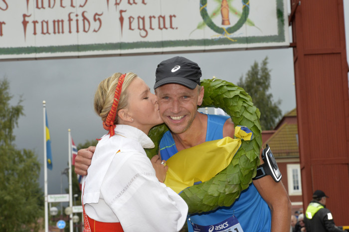 Jonas Buud och kranskullan Lisa Englund. Foto: Vasaloppet/Nisse Schmidt